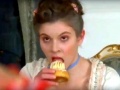Babka rumowa spożywana na dworze króla Stanisława w Lunéville. Kadr z filmu Arnauda Sélignaca pt. Divine Émilie